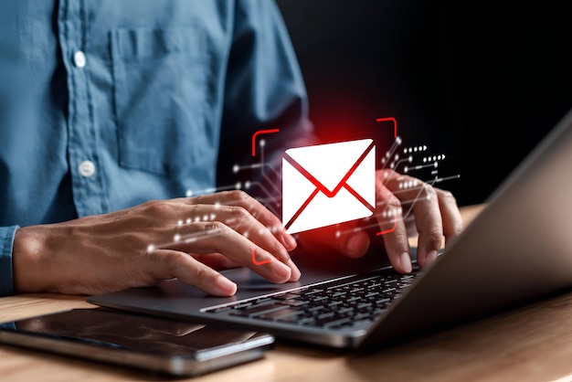 Alerta de buzón de correo electrónico y virus de spam con advertencia precaución para la notificación en la seguridad de la carta de Internet proteger el correo basura y basura y la información comprometida