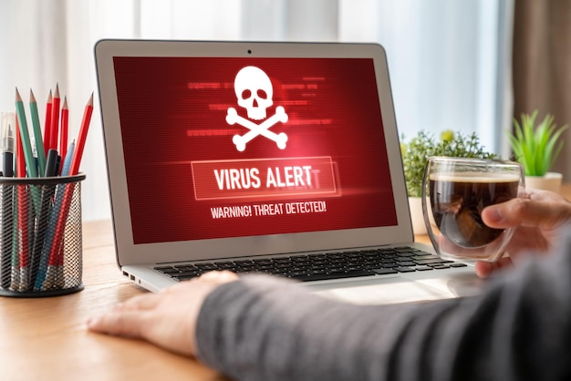 Alerta de aviso de vírus na tela do computador detectado ameaça cibernética moderna