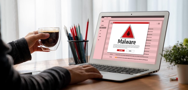Alerta de malware de ataque cibernético muestra la pantalla de la computadora muestra la amenaza detectada perfectamente