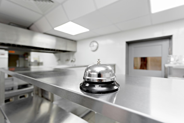 Foto alerta sino na mesa da cozinha em um restaurante