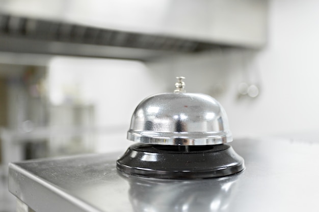 Alerta sino na mesa da cozinha em um restaurante