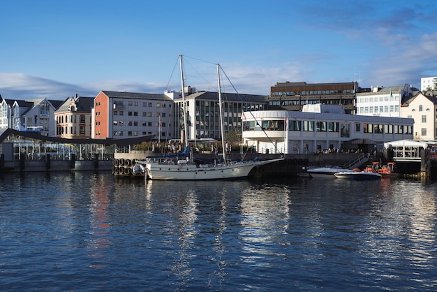 Alesund a cidade portuária da Noruega