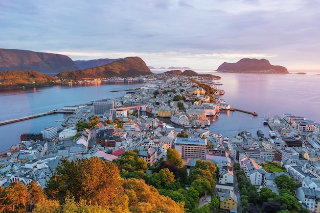 Foto alesund a cidade turística da noruega