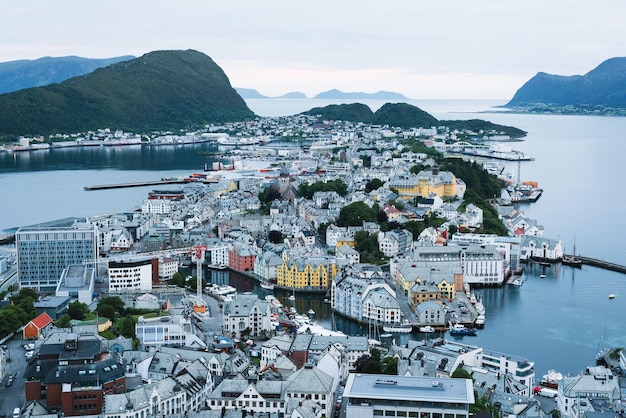 Alesund la ciudad portuaria de Noruega