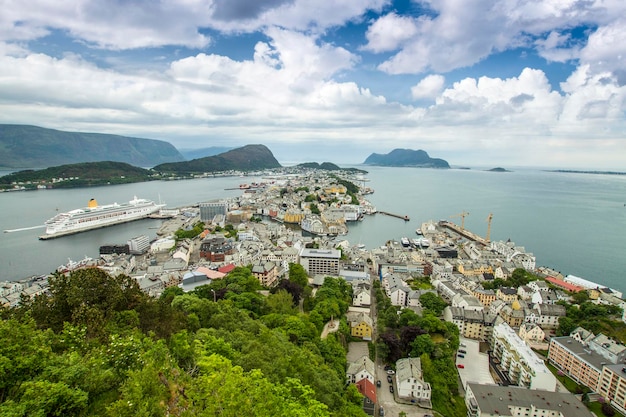 Alesund es una ciudad en el noruego