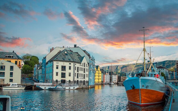 Foto alesund ist eine stadt im norwegischen