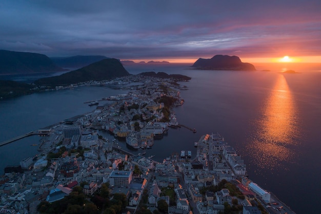 Alesund-Stadt in Norwegen bei Sonnenuntergang. Luftaufnahme