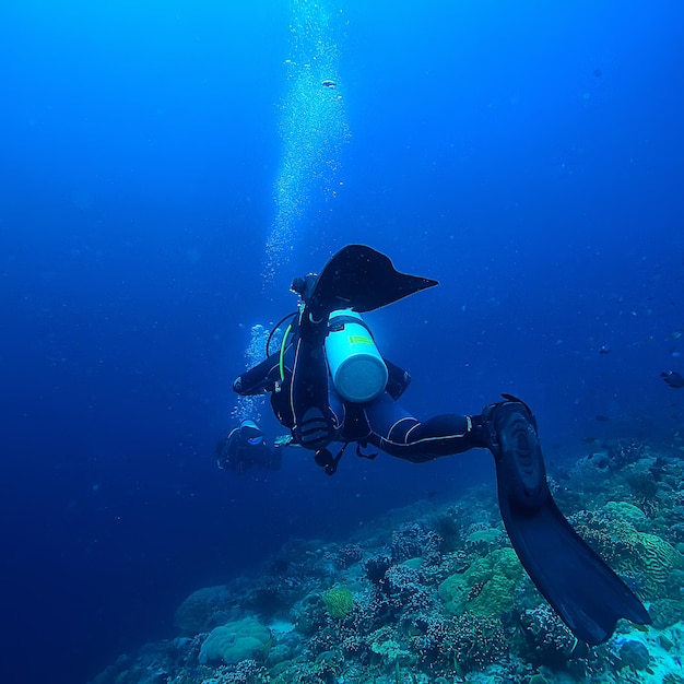 aletas de buzo vista desde atrás bajo el agua, vista submarina de la parte posterior de una persona nadando con buceo