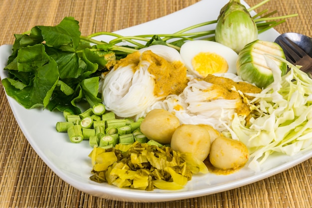 Aletria de arroz local e molho de curry com vegetais (Kanom Jeen Nam Ya)