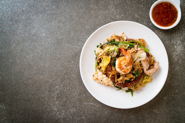 Aletria frita com legumes e frutos do mar em molho sukiyaki