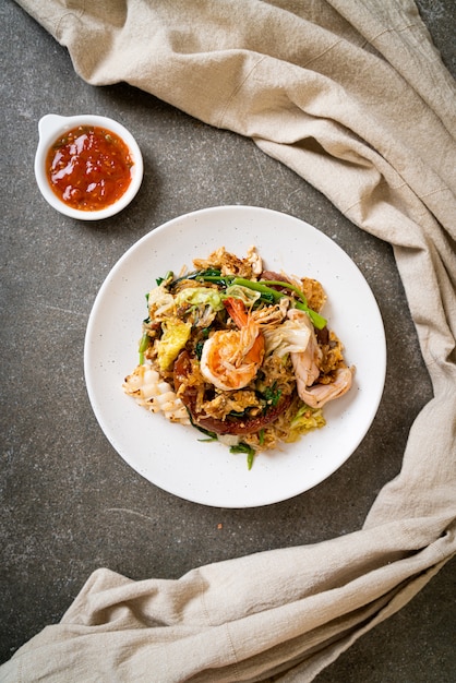 Aletria frita com legumes e frutos do mar em molho sukiyaki