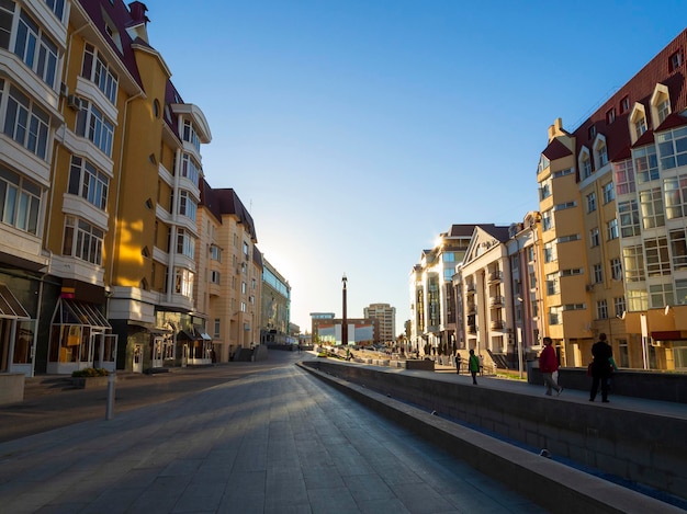 Alexander Square con el monumento Angel con una cruz en la ciudad de Stavropol Rusia