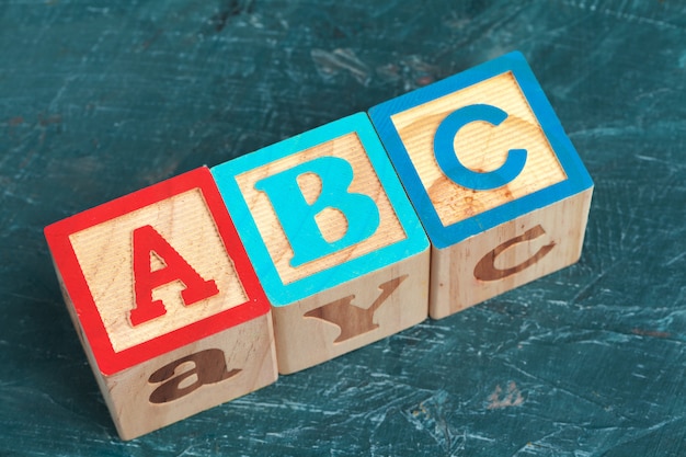 Alfabeto bloques ABC en mesa de madera
