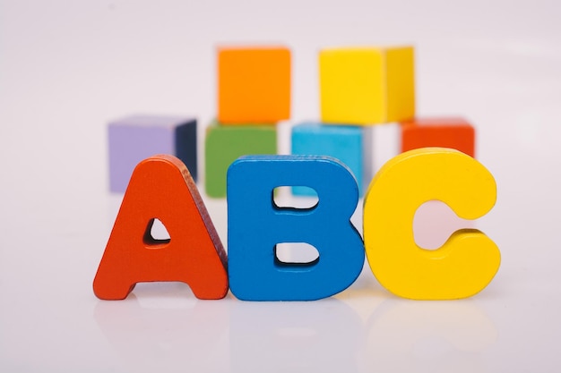 Alfabeto colorido letras abc y coloridos bloques de construcción