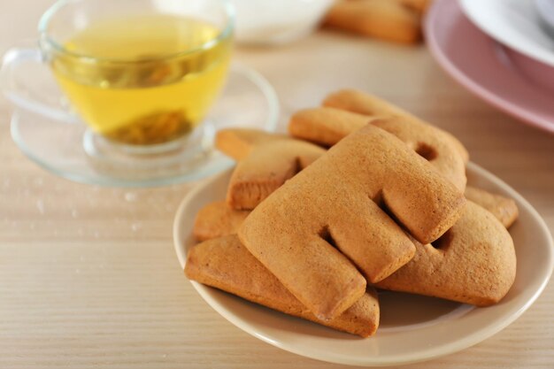 Alfabeto de biscoito e chá na mesa