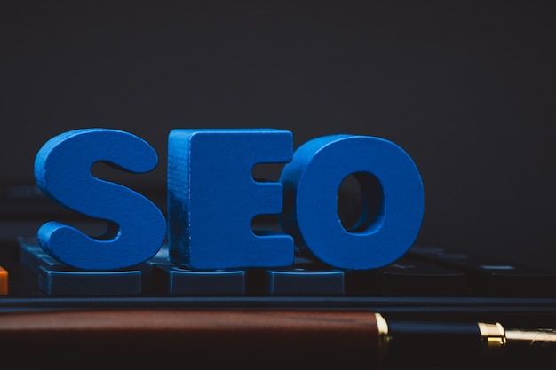 Alfabeto de texto seo para o conceito de search engine optimization