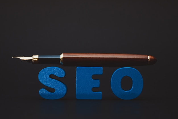 Foto alfabeto de texto seo para search engine optimization e caneta,