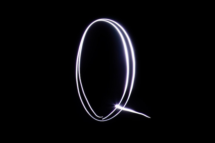 Foto alfabeto hecho de luz de neón sobre un fondo negro vista superior aislada letra q