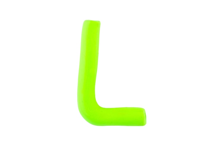 Foto alfabeto l letras coloridas en inglés letras hechas a mano moldeadas de arcilla plastilina sobre fondo blanco aislado