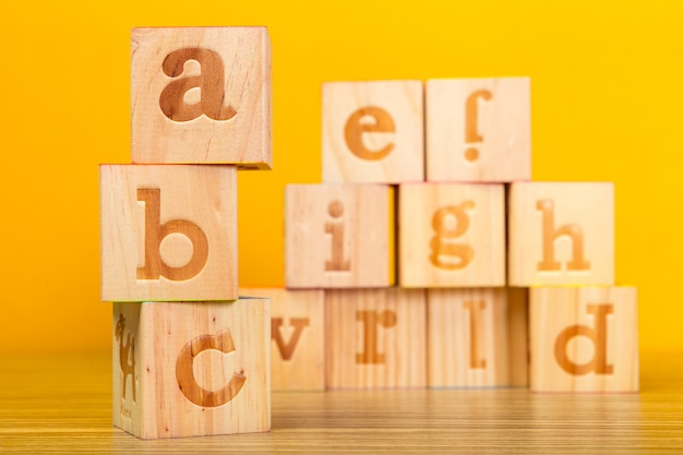 Alfabeto de madera con letras