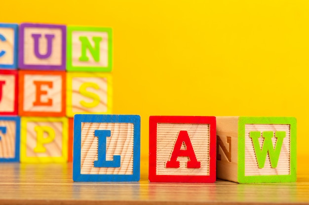 Alfabeto de madera con letras