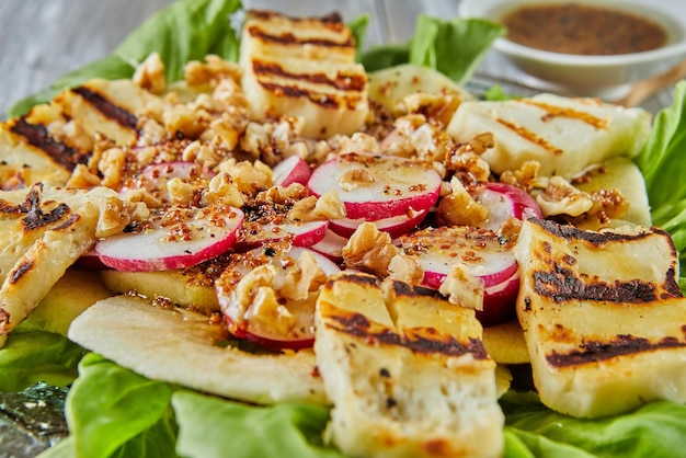 Alface de salada de maçã e queijo halloumi em madeira