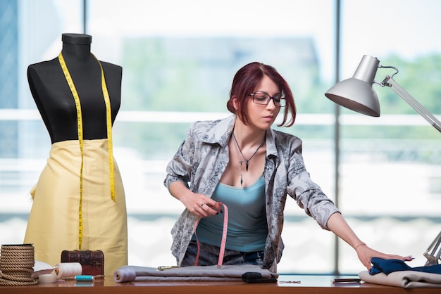 Alfaiate de mulher trabalhando na roupa nova
