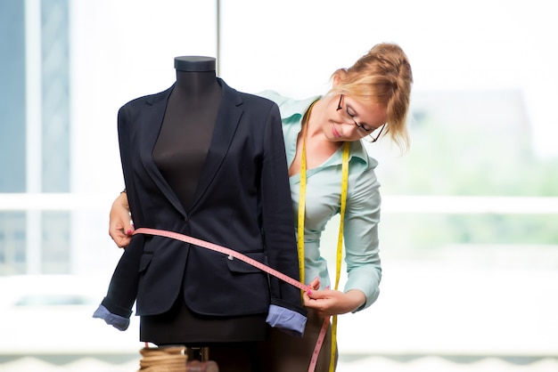 Foto alfaiate de mulher trabalhando na roupa nova