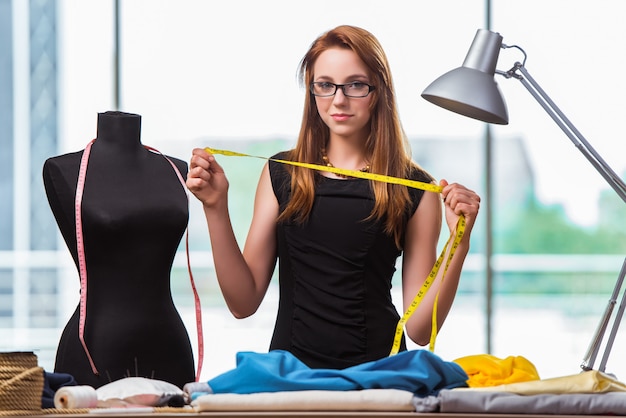 Alfaiate de mulher trabalhando na roupa nova