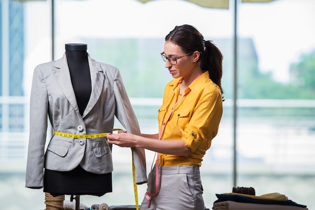 Alfaiate de mulher trabalhando na roupa nova