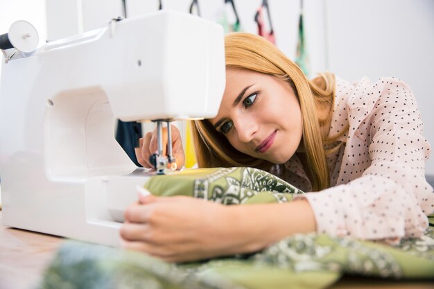 Alfaiate feminina usando máquina de costura