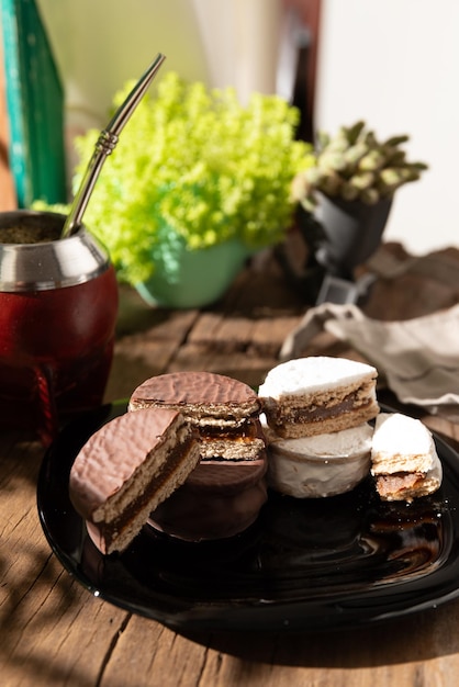 Alfajor argentino con chocolate y merengue lleno de dulce de leche