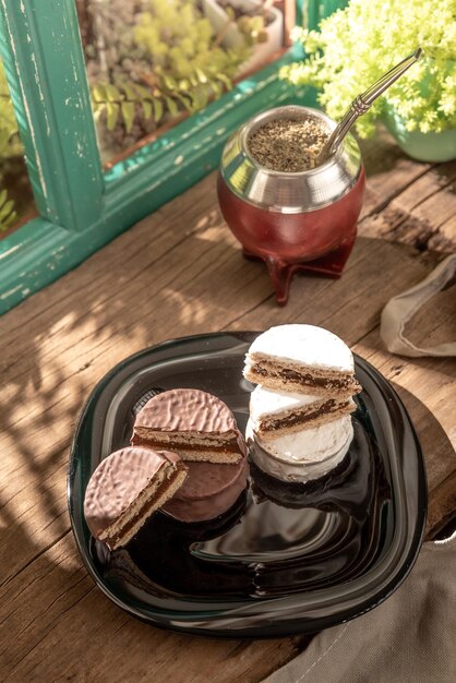 Alfajor argentino con chocolate y merengue lleno de dulce de leche