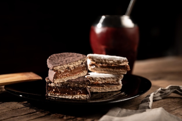 Alfajor argentino con chocolate y merengue lleno de dulce de leche