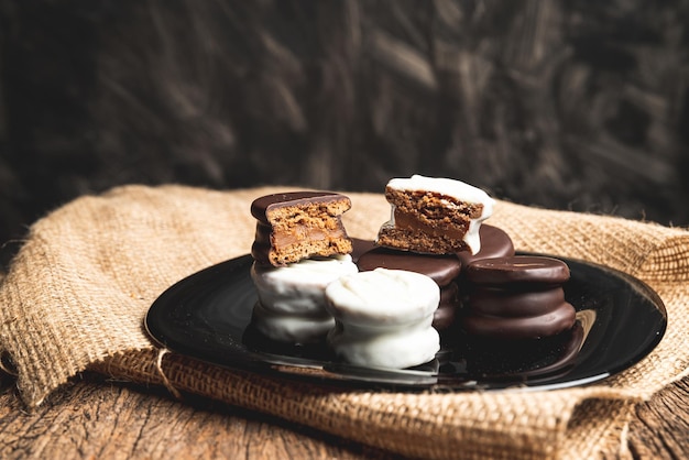 Alfajor artesanal de chocolate branco e chocolate negro relleno de doce de leite