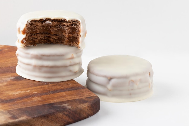 Alfajor branco tradicional isolado no fundo branco