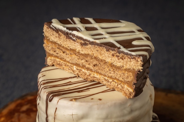 Alfajor de chocolate marrón partido por la mitad dulce típico de Argentina