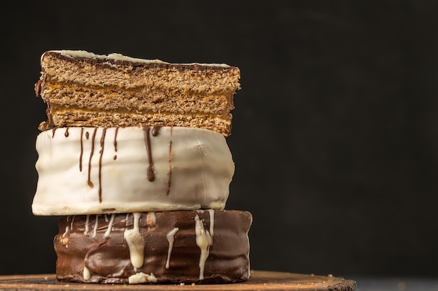 Alfajor cortado por la mitad dulces típicos de Argentina con espacio de copia