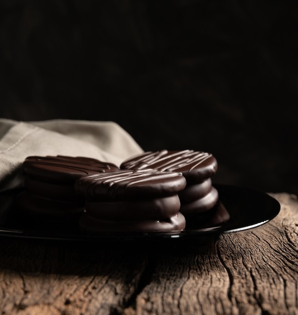 Alfajor recheado com doce de leite coberto com chocolate latino argentino