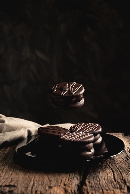 Alfajor recheado com doce de leite coberto com chocolate latino argentino