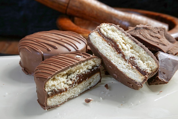 Foto alfajor recheado de chocolate