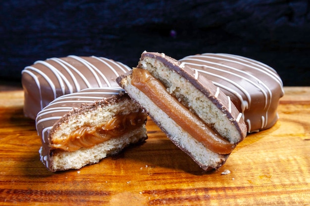 Foto alfajor relleno con dulce de leche