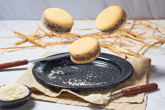 Alfajores argentinos volando sobre un plato Gastronomía tradicional argentina