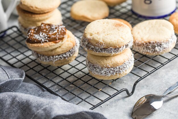 Alfajores: biscoitos tradicionais peruanos recheados com caramelo