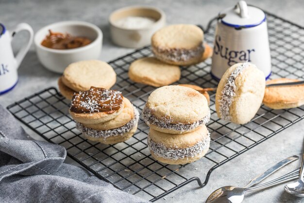 Alfajores: biscoitos tradicionais peruanos recheados com caramelo