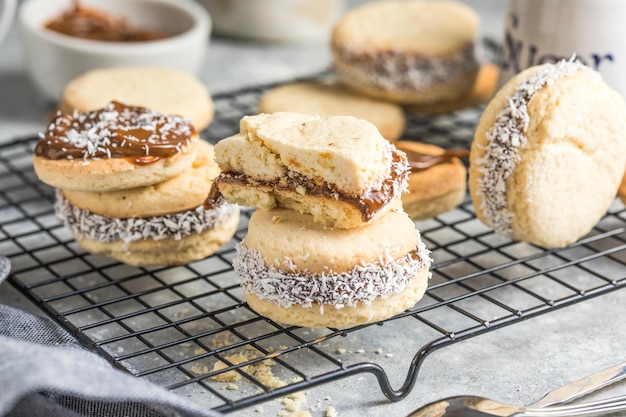 Alfajores: biscoitos tradicionais peruanos recheados com caramelo