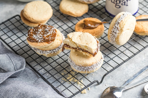 Alfajores: biscoitos tradicionais peruanos recheados com caramelo