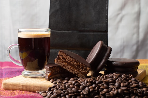 Alfajores de doce de leite cobertos com chocolate amargo para acompanhar com café e mate