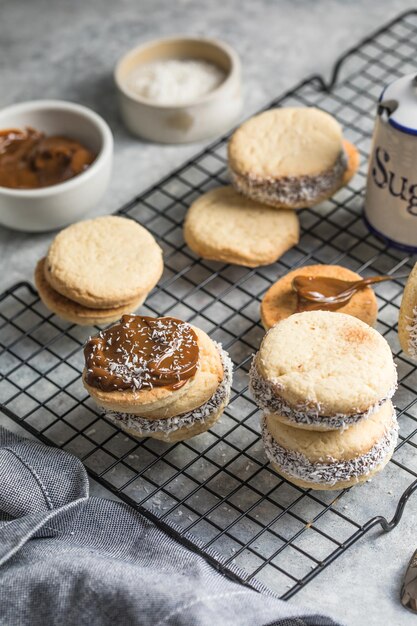 Alfajores: Galletas tradicionales peruanas rellenas de caramelo.