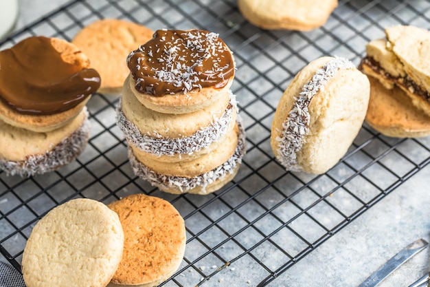 Alfajores: Galletas tradicionales peruanas rellenas de caramelo.